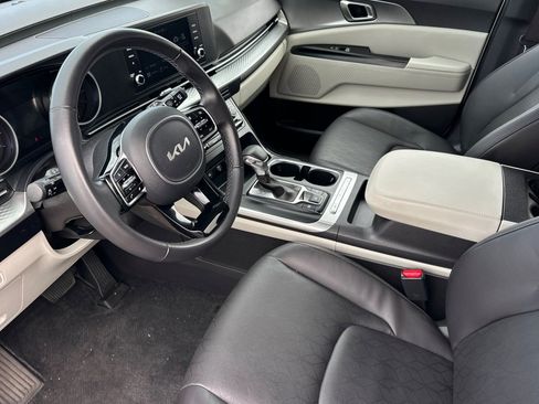 Used 2024 Kia Carnival LX image 10