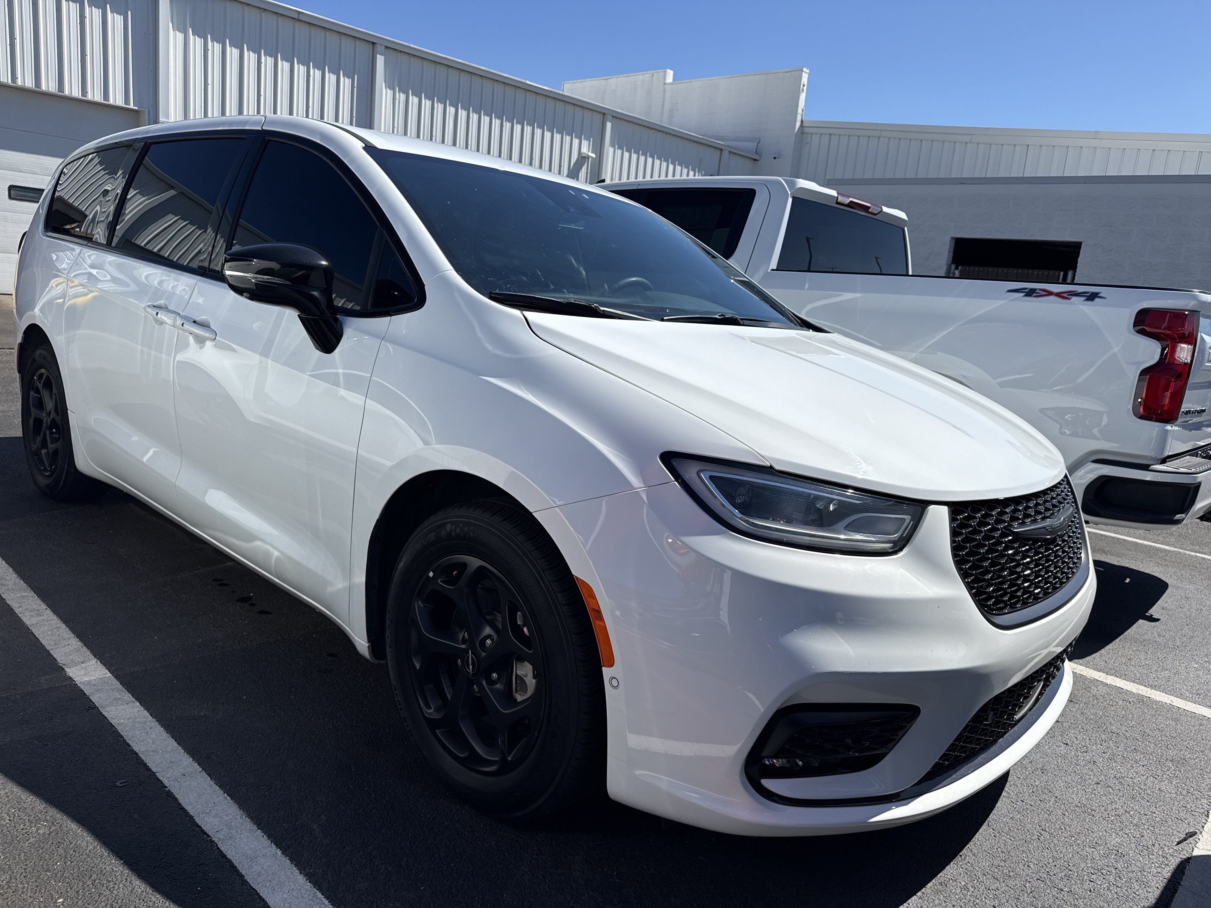 Used 2024 Chrysler Pacifica Limited FWD image 3