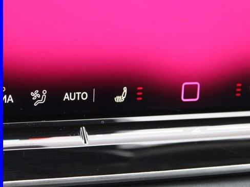 Used 2025 Volkswagen Tiguan SE image 37