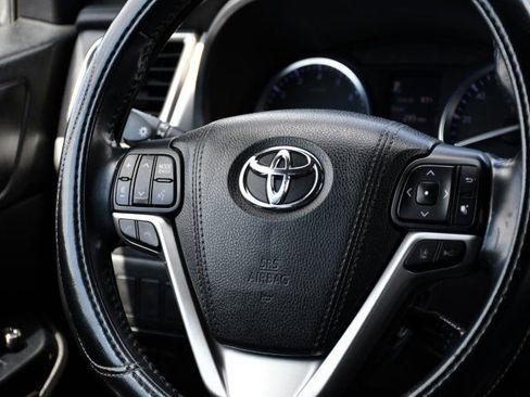Used 2018 Toyota Highlander XLE AWD/4WD image 25