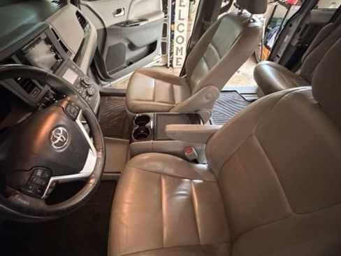 Used 2017 Toyota Sienna XLE w/ XLE Navigation Package FWD image 9