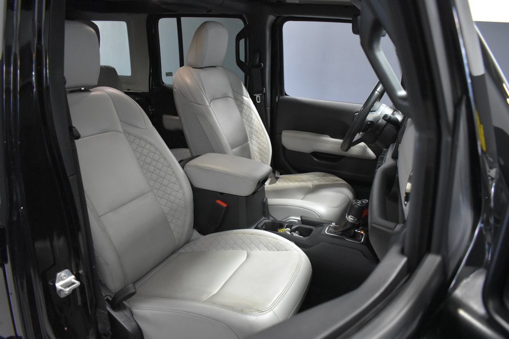 Used 2022 Jeep Wrangler Unlimited Sahara AWD/4WD image 14