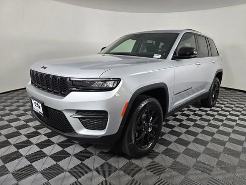 New 2025 Jeep Grand Cherokee Altitude image 8