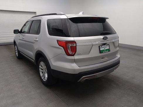 Used 2017 Ford Explorer XLT FWD image 5