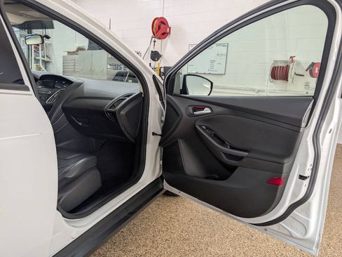 Used 2015 Ford Focus SE w/ Equipment Group 201A FWD image 17
