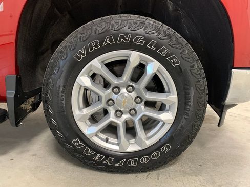 Used 2023 Chevrolet Silverado 1500 LT w/ Z71 Off-Road Package AWD/4WD image 13