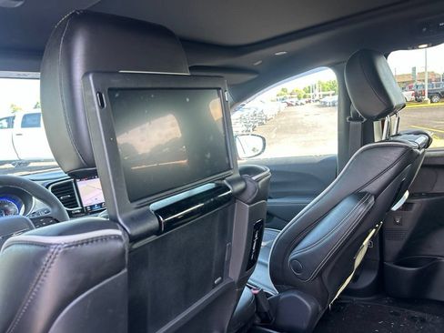 Used 2025 Chrysler Pacifica Limited w/ Uconnect Theater Family Group AWD/4WD image 8
