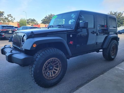 Used 2017 Jeep Wrangler Unlimited Sport w/ Connectivity Group AWD/4WD image 7