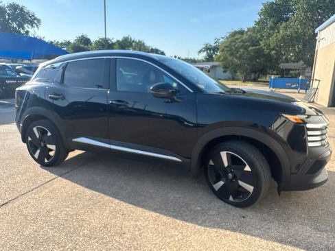 Used 2025 Nissan Kicks SR AWD/4WD image 3