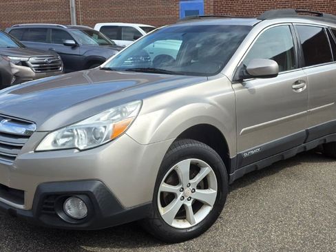 Used 2014 Subaru Outback 2.5i Premium w/ Moonroof Package AWD/4WD image 4