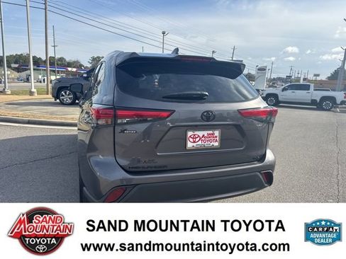 Used 2023 Toyota Highlander XLE image 4
