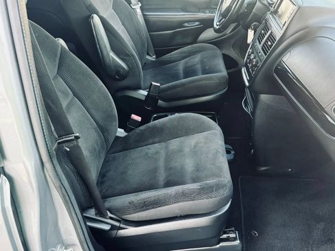 Used 2018 Dodge Grand Caravan SE FWD image 23