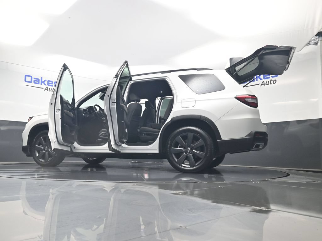 Used 2025 Honda Pilot Sport image 59