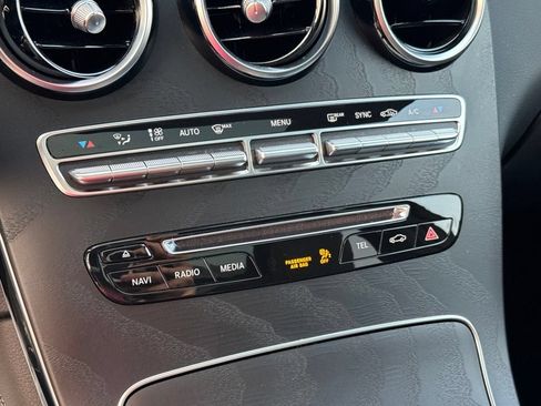 Used 2019 Mercedes-Benz GLC 300 4MATIC w/ Premium Package image 19