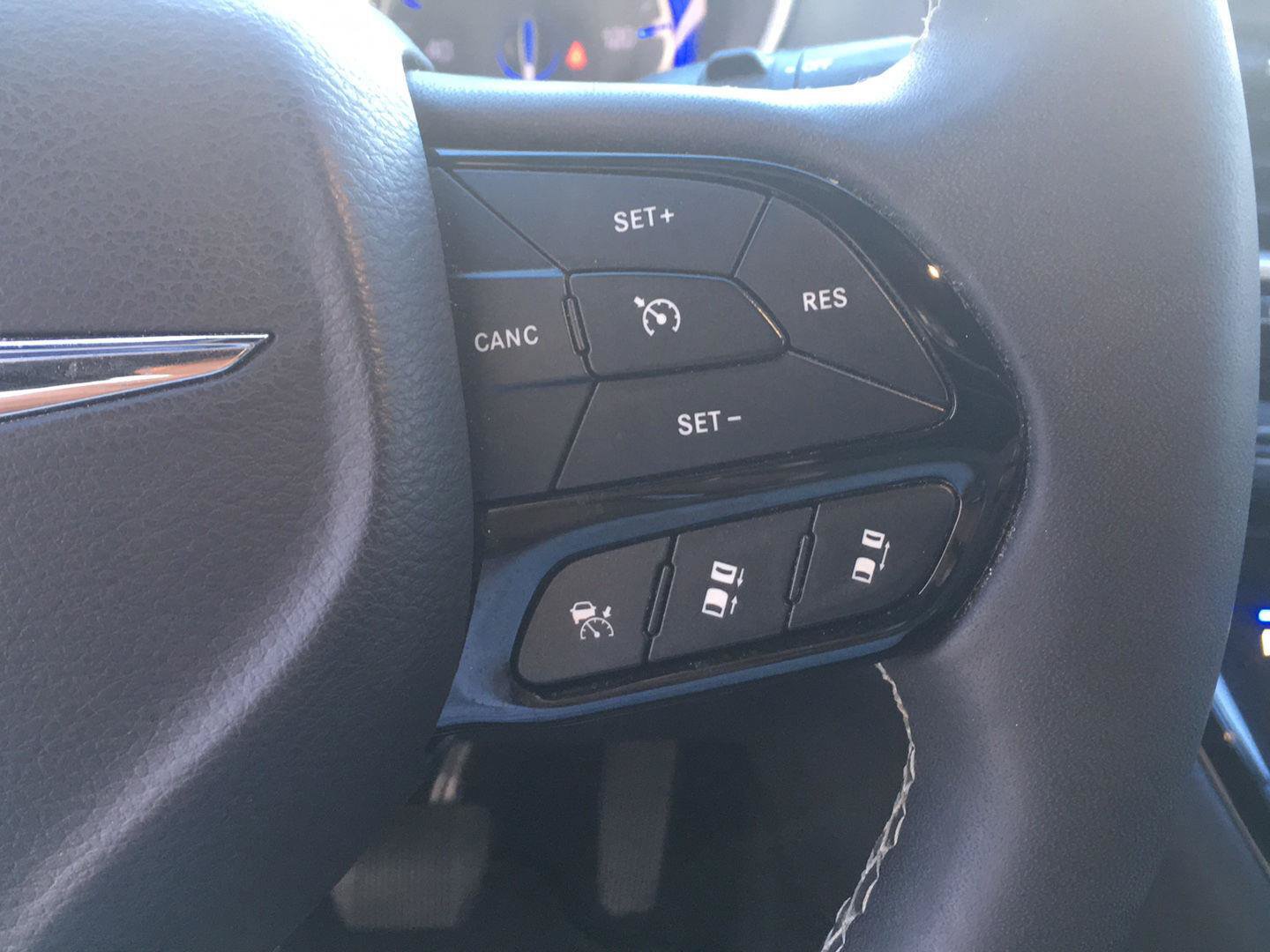 Used 2023 Chrysler Pacifica Touring FWD image 18