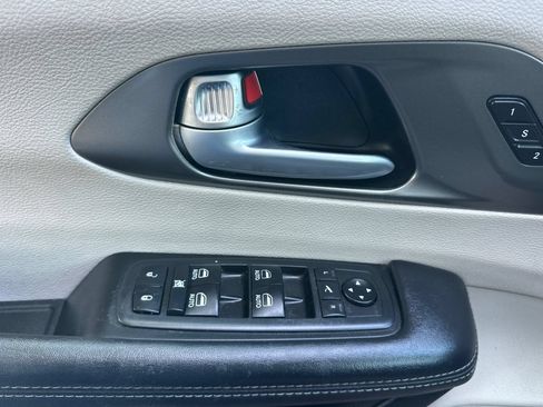 Used 2018 Chrysler Pacifica Limited FWD image 11