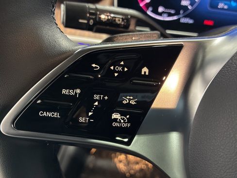 Used 2025 Mercedes-Benz GLC 300 4MATIC image 11