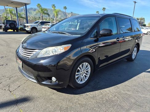 Used 2015 Toyota Sienna XLE w/ XLE Navigation Package image 3