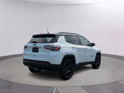 Used 2024 Jeep Compass Latitude w/ Altitude Special Edition AWD/4WD image 5