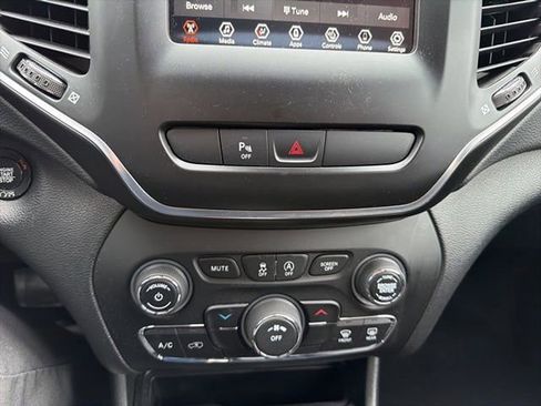 Used 2019 Jeep Cherokee Latitude Plus w/ Cold Weather Group image 21