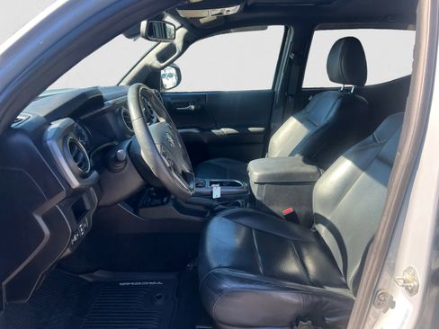 Used 2019 Toyota Tacoma TRD Sport image 16