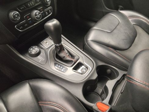 Used 2019 Jeep Cherokee Trailhawk w/ Comfort/Convenience Group AWD/4WD image 26