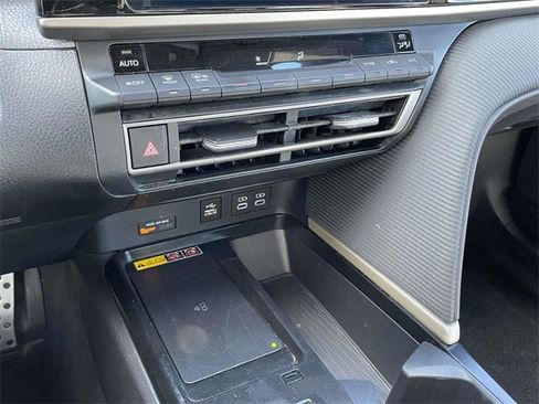 Used 2025 Toyota Camry SE image 28