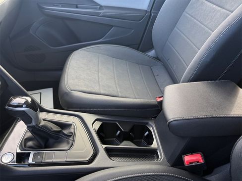 Used 2024 Volkswagen Taos SE image 31