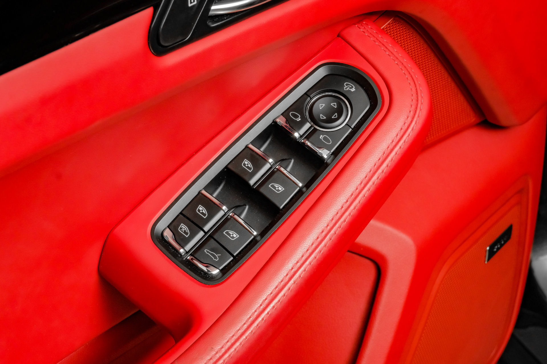 Used 2024 Porsche Macan AWD/4WD image 46