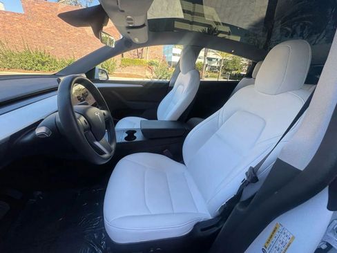 Used 2022 Tesla Model Y Long Range image 10