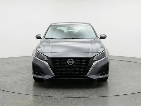 Used 2025 Nissan Altima 2.5 SV FWD image 2