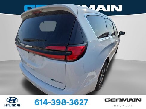 Used 2023 Chrysler Pacifica Touring-L FWD image 9