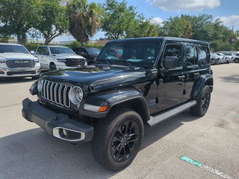 Used 2025 Jeep Wrangler Unlimited Sahara AWD/4WD image 10