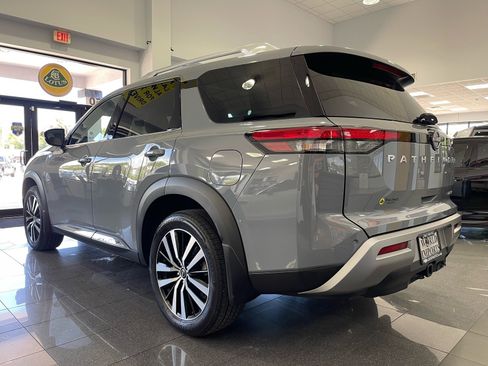Used 2025 Nissan Pathfinder Platinum FWD image 3