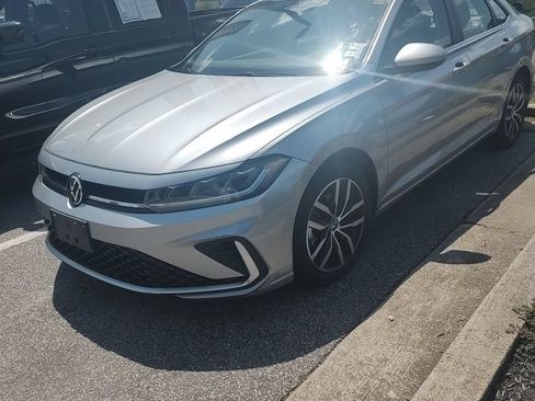 Used 2025 Volkswagen Jetta SE FWD image 1