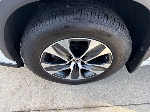 Used 2022 Toyota Highlander XLE image 12