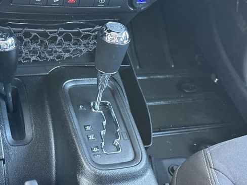 Used 2018 Jeep Wrangler Unlimited Sahara image 22