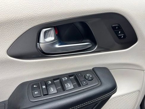 Used 2023 Chrysler Pacifica Touring-L FWD image 19