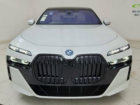 Used 2023 BMW i7 xDrive60 w/ Executive Package 2 AWD/4WD image 13