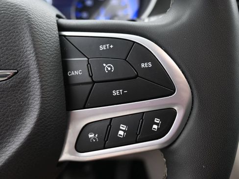 Used 2023 Chrysler Pacifica Touring-L FWD image 25
