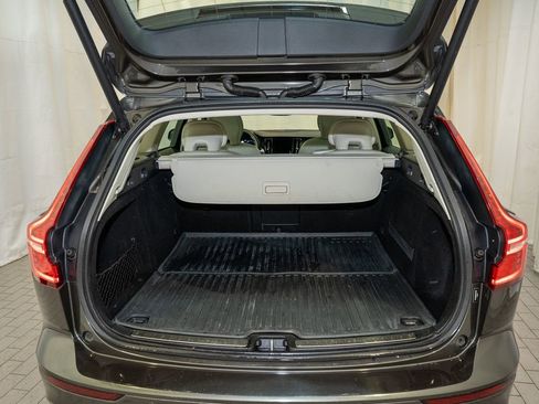 Used 2019 Volvo V60 T5 Momentum image 5