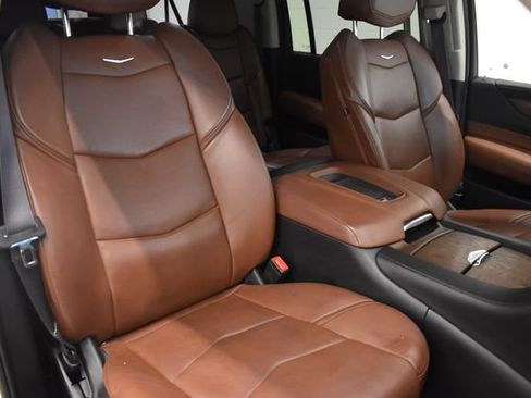 Used 2017 Cadillac Escalade ESV Premium Luxury AWD/4WD image 6