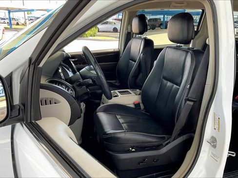 Used 2014 Chrysler Town & Country Touring image 7