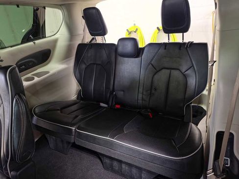 Used 2022 Chrysler Pacifica Limited image 14