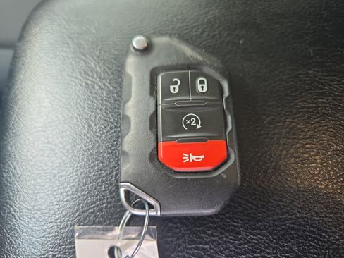 Used 2023 Jeep Gladiator Sport AWD/4WD image 29
