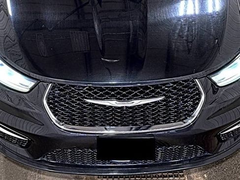 Used 2023 Chrysler Pacifica Touring-L FWD image 4