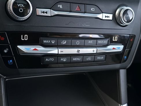 Used 2020 Ford Explorer Platinum w/ Premium Technology Package image 25