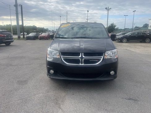 Used 2018 Dodge Grand Caravan SXT image 2