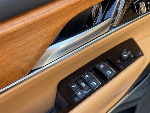 Used 2024 Jeep Grand Wagoneer Series III image 12