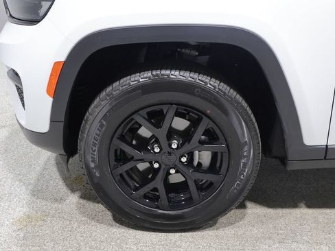 Certified 2025 Jeep Grand Cherokee Altitude AWD/4WD image 9